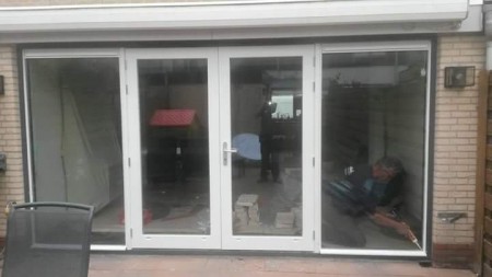 Nog even de ruiten afkitten en de schilder kan komen. 