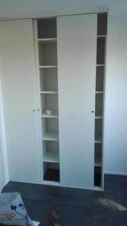 Schuifkast tot aan plafond.